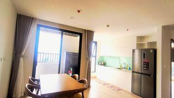 Deluxe Apartment, 2 Bedrooms, Balcony, City View | Dining