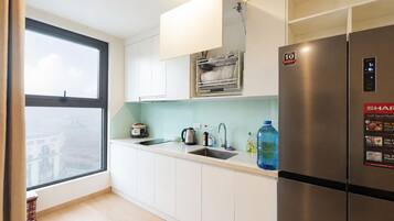 Deluxe Apartment, 2 Bedrooms, Balcony, City View | Private kitchen