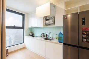 Apartamento Deluxe, 2 habitaciones, balcón, vistas a la ciudad | Cocina privada