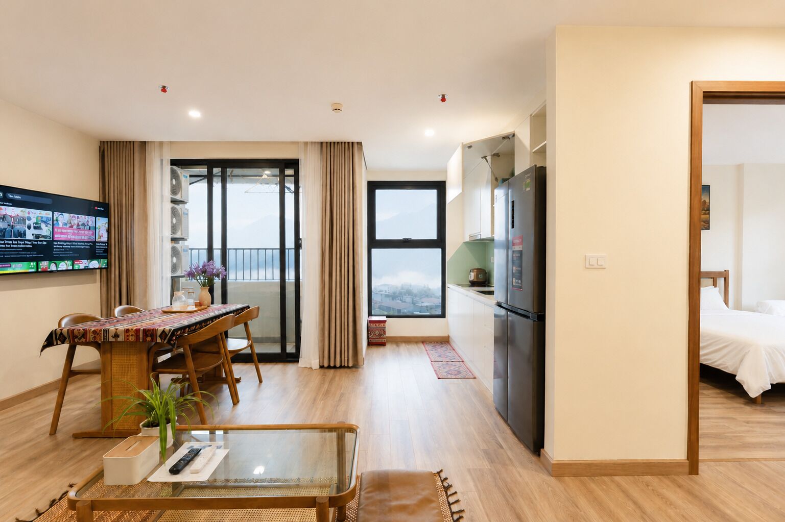 Deluxe appartement, 2 slaapkamers, balkon, uitzicht op de stad | Woonruimte | Flatscreentelevisie