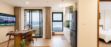 Appartement Deluxe, 2 chambres, balcon, vue ville | Coin séjour | Télévision à écran plat