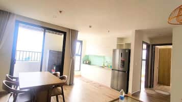 Departamento Deluxe, 2 habitaciones, balcón, vista a la ciudad | Restaurantes