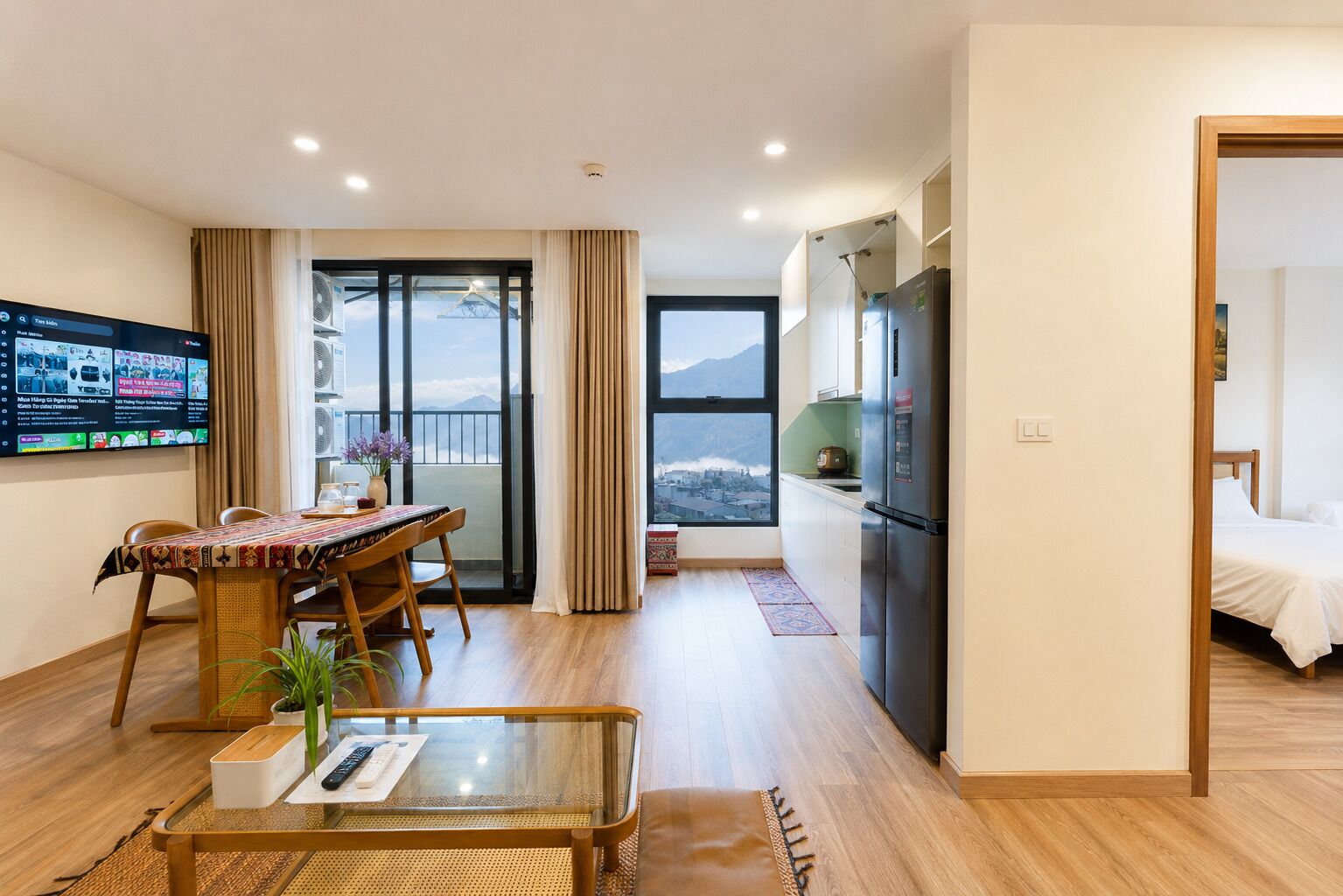 Deluxe-Apartment, 2 Schlafzimmer, Balkon, Stadtblick | Wohnbereich | Flachbildfernseher