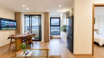 Deluxe-Apartment, 2 Schlafzimmer, Balkon, Stadtblick | Wohnbereich | Flachbildfernseher