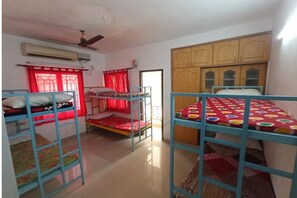 Dormitorio condiviso Basic | Ferro/asse da stiro, Wi-Fi gratuito