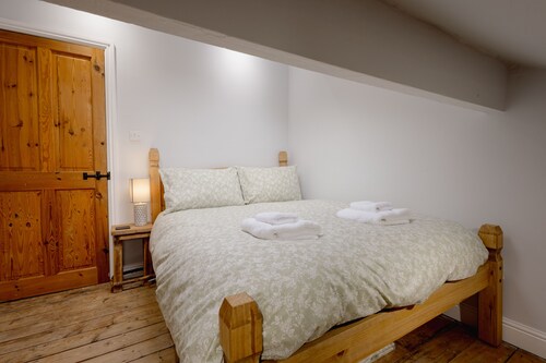 Central Hebden Bridge Cottage | Sleeps 6 | Walk to Shops, Bars & Cafés