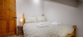 Central Hebden Bridge Cottage | Sleeps 6 | Walk to Shops, Bars & Cafés