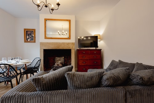 Central Hebden Bridge Cottage | Sleeps 6 | Walk to Shops, Bars & Cafés