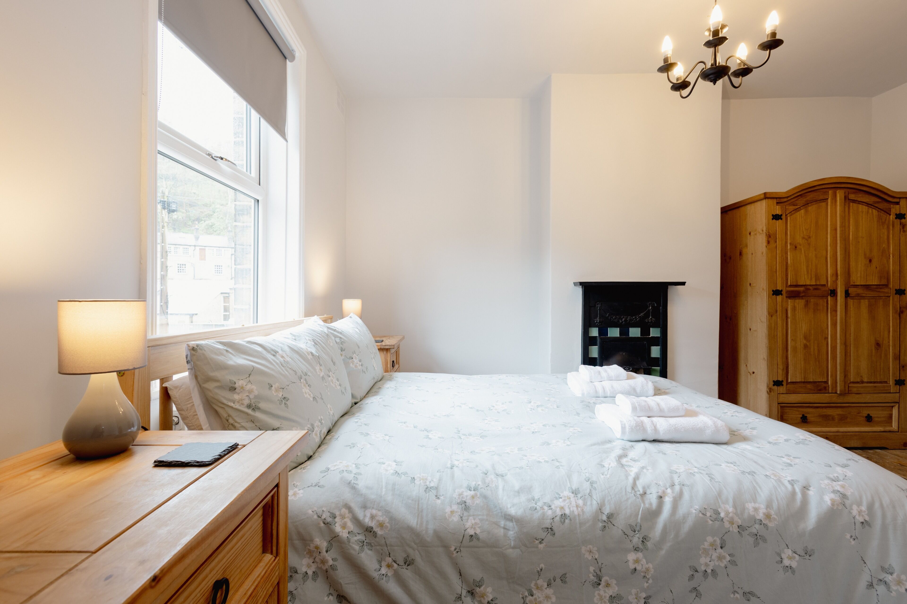 3 bedrooms, iron/ironing board, WiFi (free), bed sheets