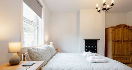 Central Hebden Bridge Cottage | Sleeps 6 | Walk to Shops, Bars & Cafés