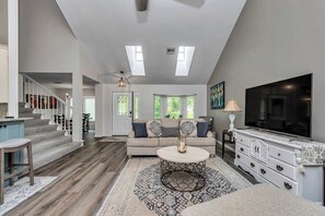 TV, fireplace - York Hill Equestrian Retreat | 2 Minutes to WEC (Ocala)