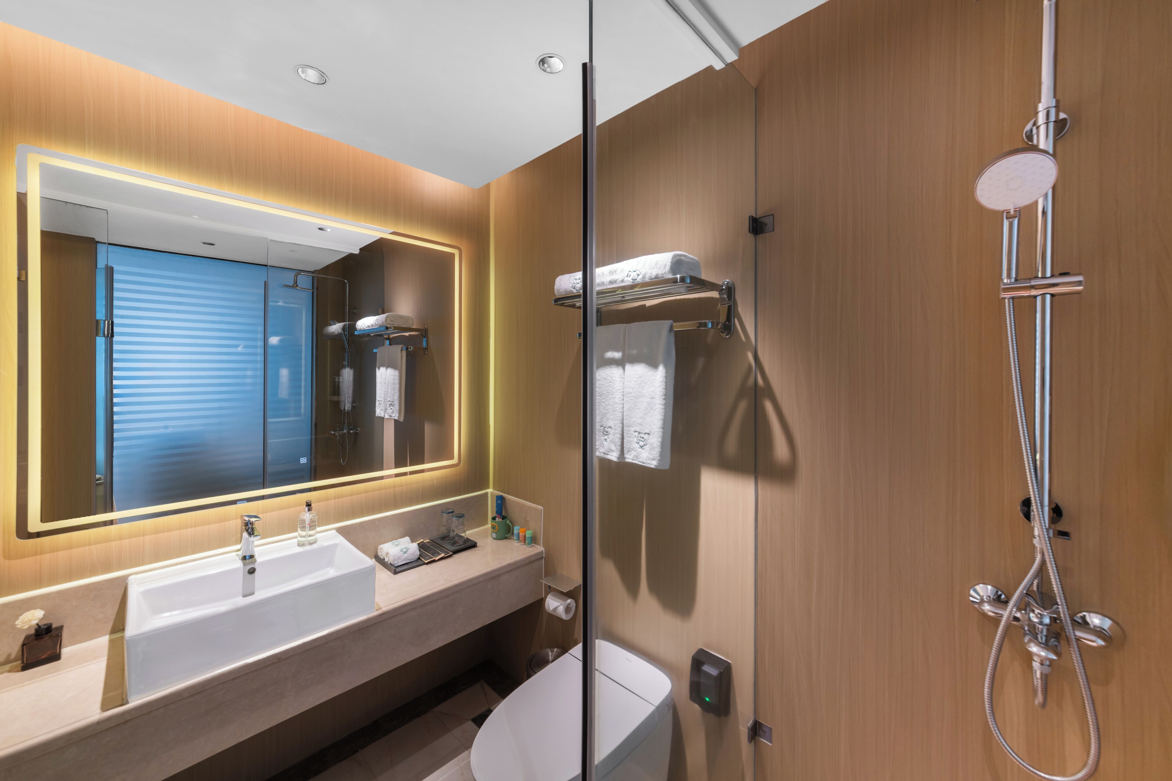 Shower, rainfall showerhead, free toiletries, hair dryer