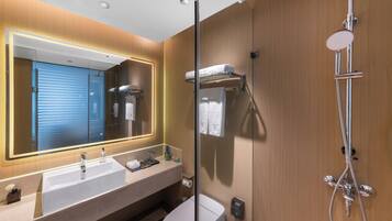 Shower, rainfall showerhead, free toiletries, hair dryer