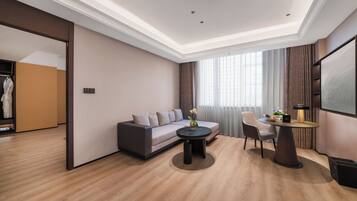 Genpla Suite King Size Bed Room