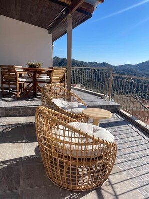 Outdoor dining - House of Light, Mountain Retreat (Dierona)