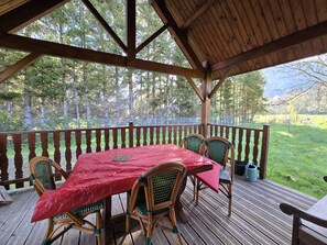 Outdoor dining - CHALET EN BORD DE SOURCE A QUELQUES KILOMETRES DE LA VALLEE DE CHAUDEFOUR (Chambon-sur-Lac)