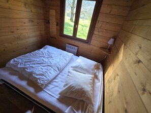 Room - CHALET EN BORD DE SOURCE A QUELQUES KILOMETRES DE LA VALLEE DE CHAUDEFOUR (Chambon-sur-Lac)