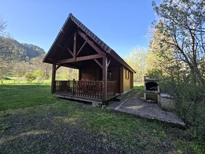 Property grounds - CHALET EN BORD DE SOURCE A QUELQUES KILOMETRES DE LA VALLEE DE CHAUDEFOUR (Chambon-sur-Lac)