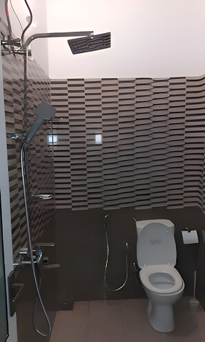 Shower, bidet, towels, soap