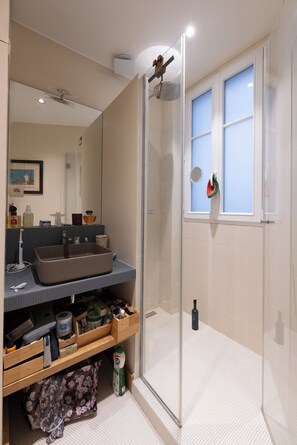 Dusche, Haartrockner, Handtücher, Seife