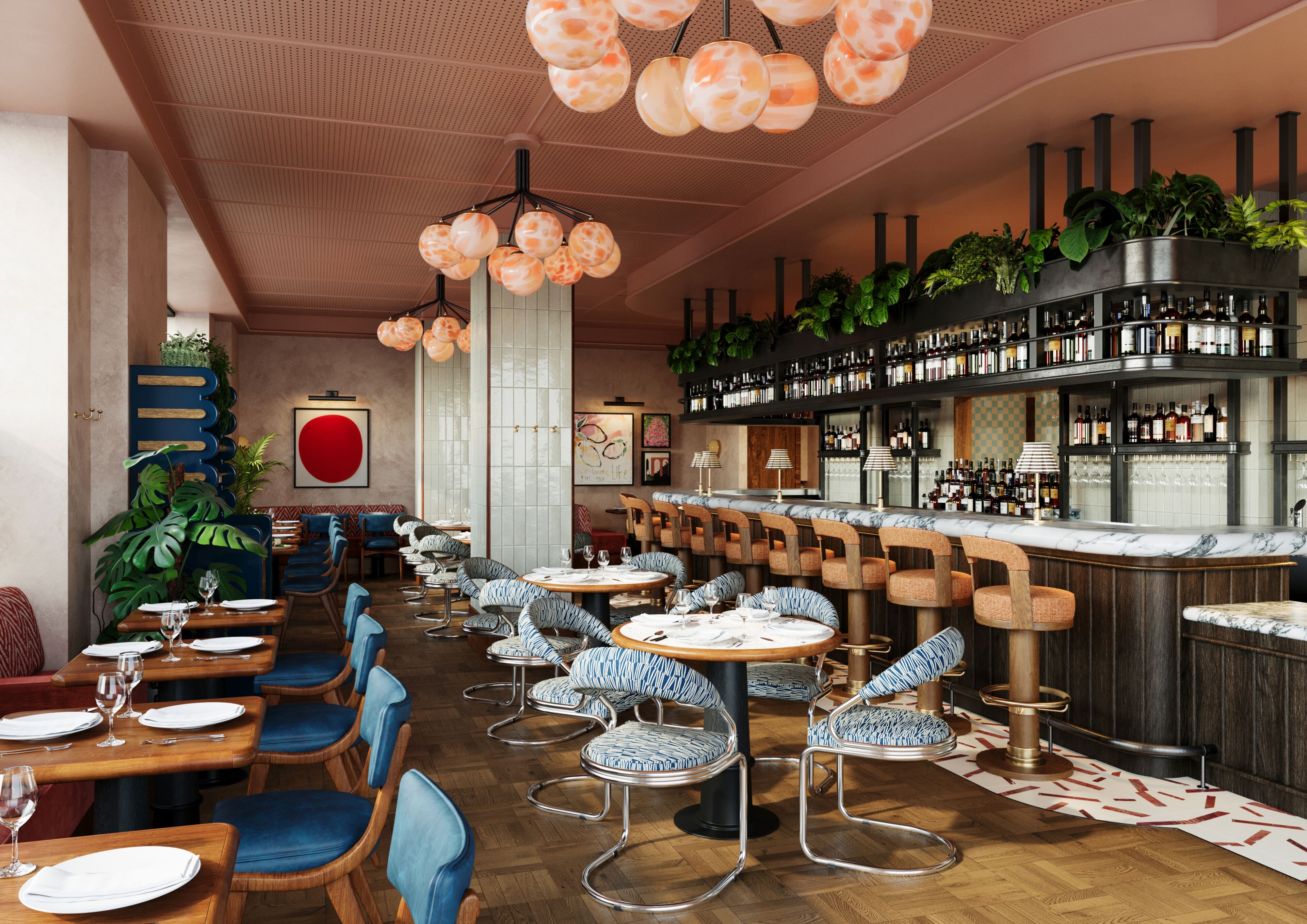 Interior de restaurante con mesas redondas, sillas azules, una zona de bar con estantes llenos de botellas y lámparas esféricas naranjas colgantes.