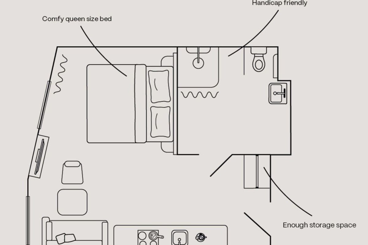 Plano de planta con cama tamaño queen, baño accesible para personas con discapacidad, cocina totalmente equipada y amplio espacio de almacenamiento.