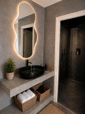 Shower, free toiletries, towels, soap - Zador Hotel (Ksamil)