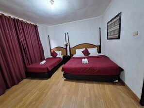 Desk, free WiFi - Andalas Hotel Tanjung Karang by Sajiwa  (Kota Bandar Lampung)
