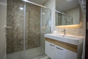 Dusche, Haartrockner, Handtücher, Seife