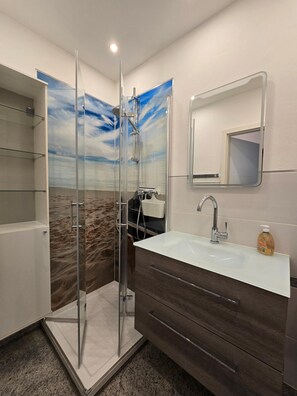 Bathroom - Vrbo Property (Großenbrode)