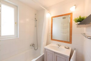 Shower, towels - Apartment 'Hannover City Retreat' with Private Garden and Wi-Fi (Hanover)
