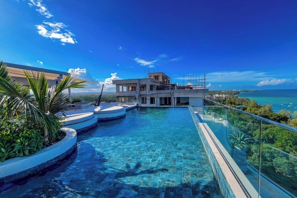 Rooftop pool