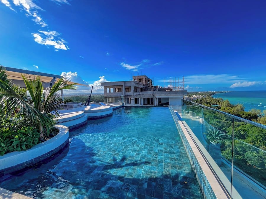 2 outdoor pools