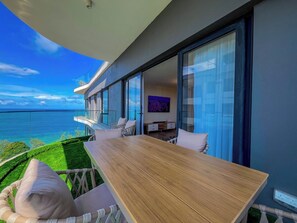 Outdoor dining - Ocean Breeze Luxury Apartments (Mombasa)