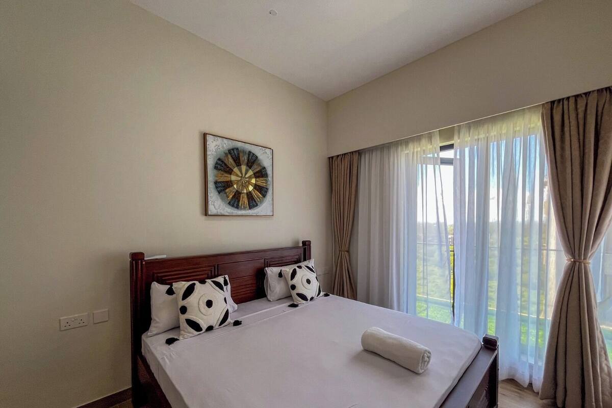 Laptop workspace, iron/ironing board, free WiFi