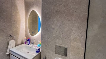 Comfort-Apartment, 1 Schlafzimmer, Strandblick | Badezimmer | Dusche, Handtücher, Seife, Toilettenpapier