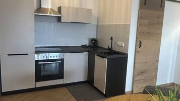 Refrigerador, horno, parrilla de estufa y cafetera y tetera
