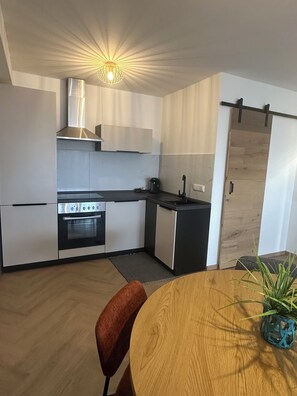 Fridge, oven, stovetop, coffee/tea maker