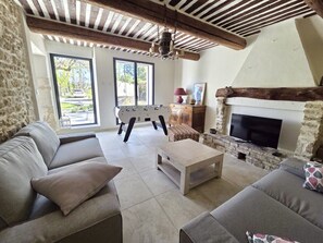 TV, table football - Le Mascalis | Large family home in Provence (L`Isle-sur-la-Sorgue)