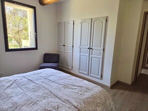 Iron/ironing board, WiFi, bed sheets - Le Mascalis | Large family home in Provence (L`Isle-sur-la-Sorgue)
