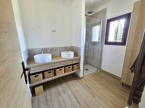 Hair dryer, towels - Le Mascalis | Large family home in Provence (L`Isle-sur-la-Sorgue)