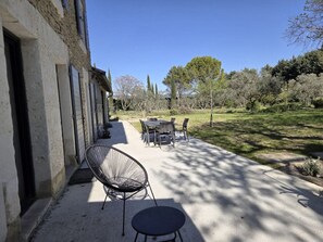 Outdoor dining - Le Mascalis | Large family home in Provence (L`Isle-sur-la-Sorgue)