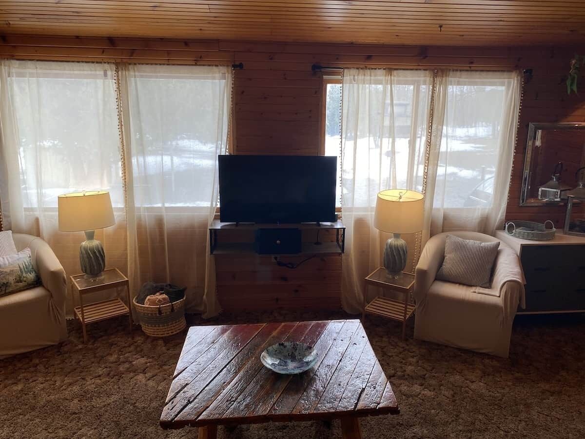 Televisión y chimenea 