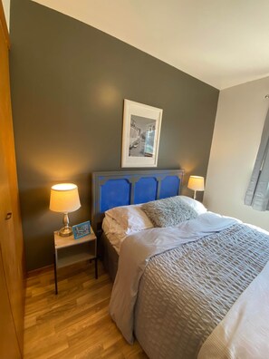 Tabla de planchar con plancha, wifi, ropa de cama