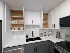 Micro-ondes, four, plaque de cuisson, lave-vaisselle