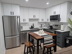 Microwave, oven, stovetop, dishwasher - An Exquisite One-Bedroom Guest Suite. (Regina)