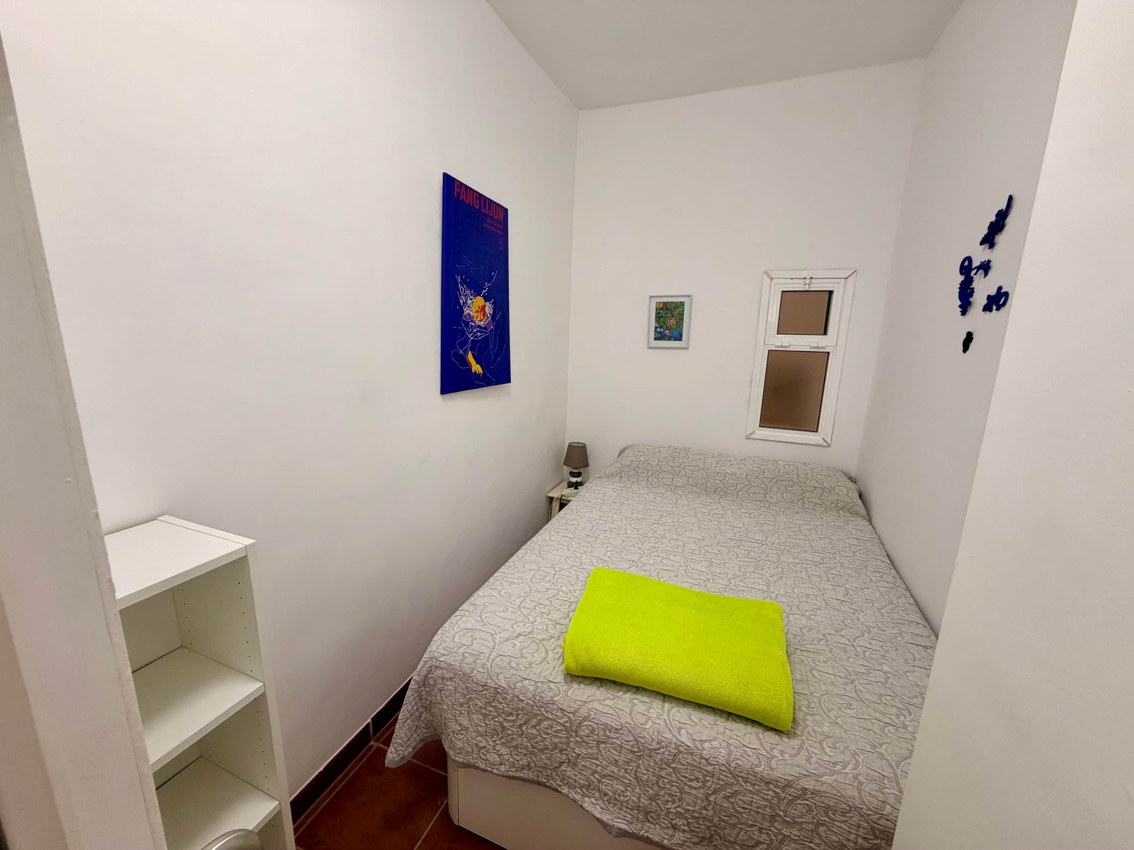 2 slaapkamers, een kluis op de kamer, een strijkplank/strijkijzer, wifi