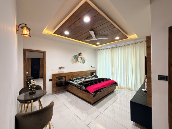 Desk, laptop workspace, free WiFi - Oak & Amber Retreat (Sajla)