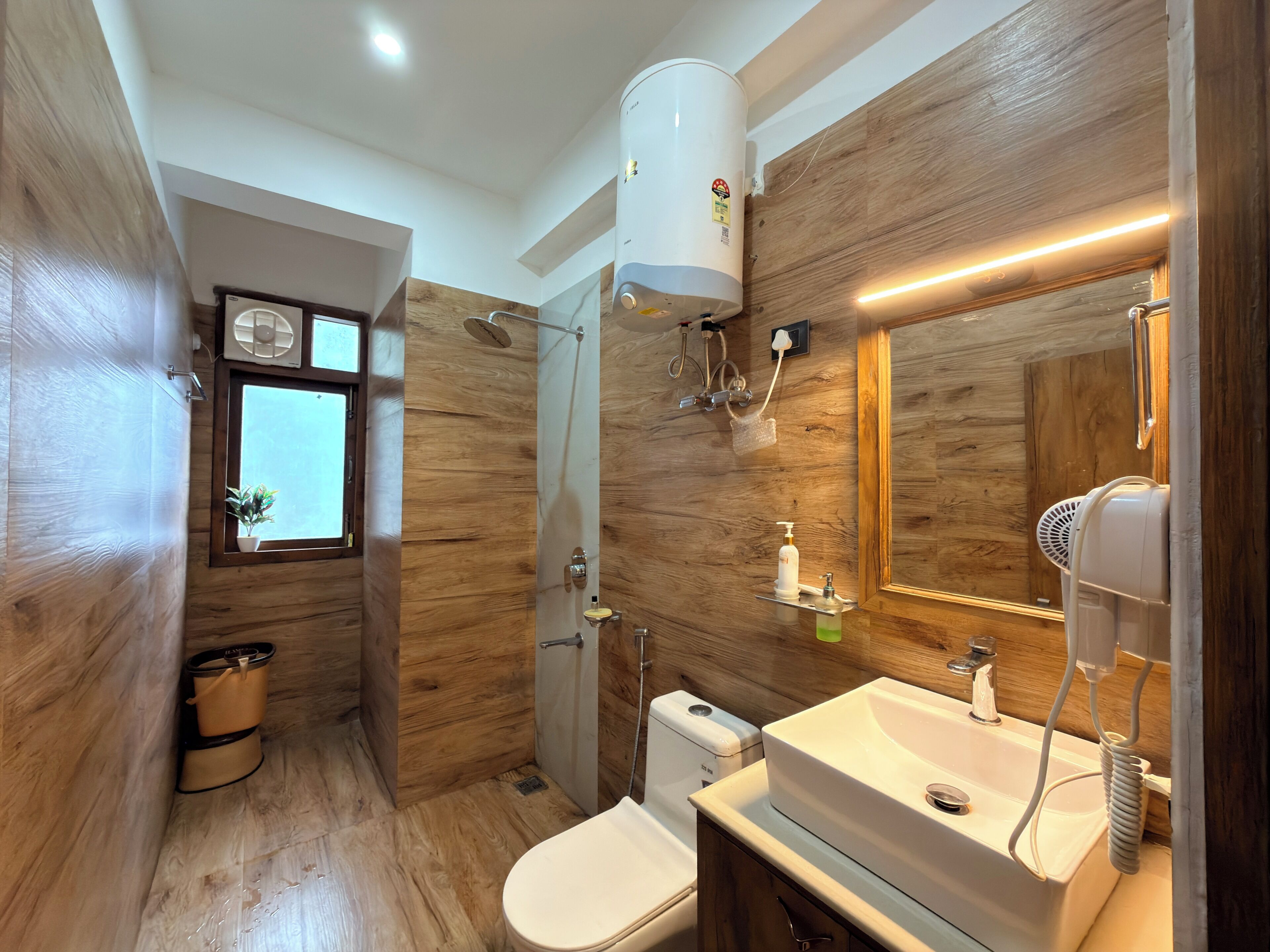 Douche, articles de toilette (gratuits), séchoir à cheveux