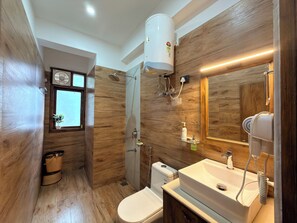 Bruser, gratis toiletartikler, hårtørrer, håndklæder